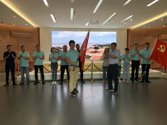 市文旅集团党员青年突击队队旗在98抗洪留念馆高高飘扬