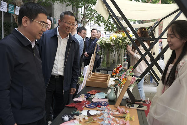 市辅导调研遵义洋街艺术集市