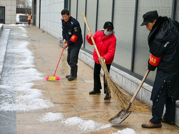 &ldquo;初雪践初心，，，扫雪暖人心&rdquo;&mdash;&mdash;遵义九八抗洪展陈馆排除积雪，，，为游客启发畅行通道！！